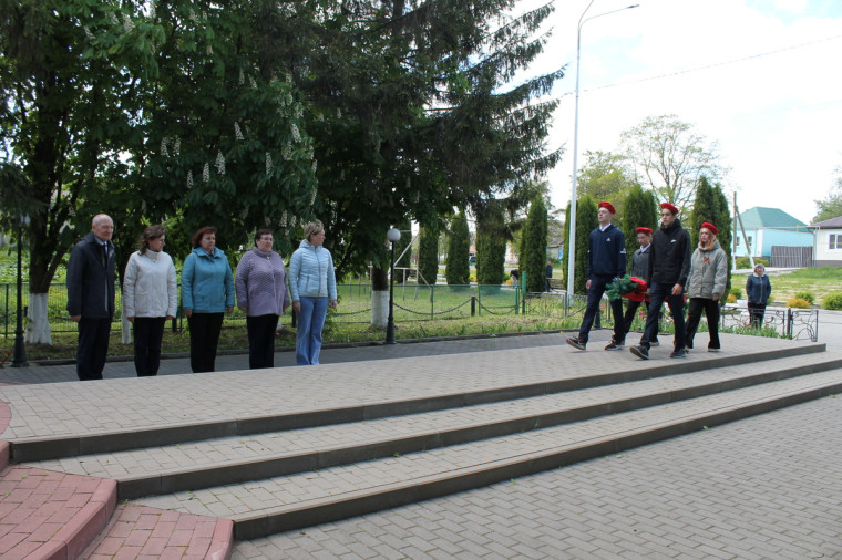 Возложение Гирлянды Славы  к памятнику односельчанам, погибшим  в годы Великой Отечественной войны.