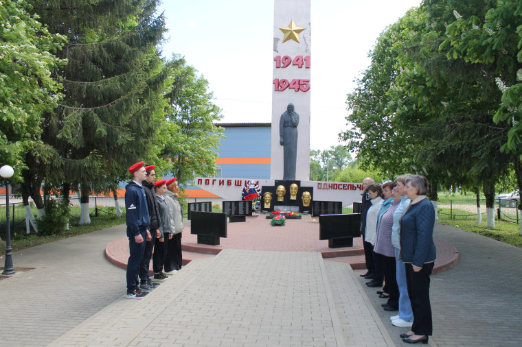 Возложение Гирлянды Славы  к памятнику односельчанам, погибшим  в годы Великой Отечественной войны.